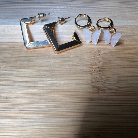 SALE💚 any 3 for $18 💚
 Hoop Huggie Butterfly Earrings White Gold  NWT - Picture 1 of 3